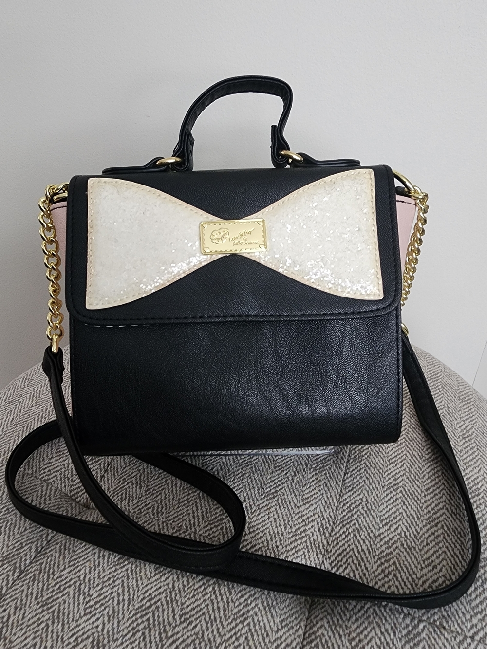 EUC Luv Betsey by Betsey Johnson Black crossbody Bag w/offwhite glitter bow